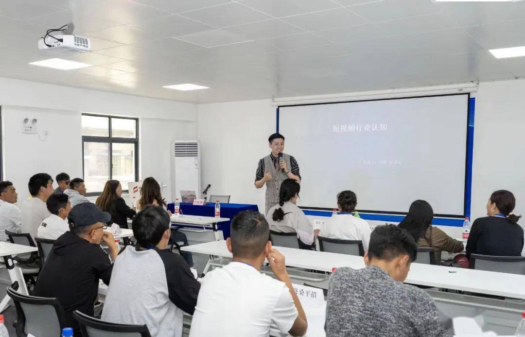 首批藏族大学生网络主播培训班在鄂开班九游会网站技能培训助就业：2023年(图2)